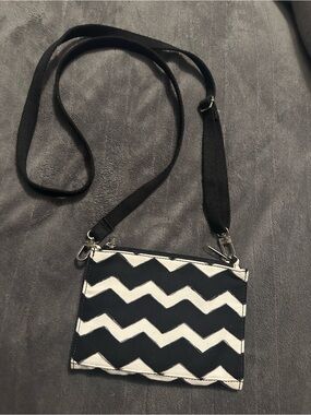 thirty-one Black & White Chevron Crossbody Card Pouch